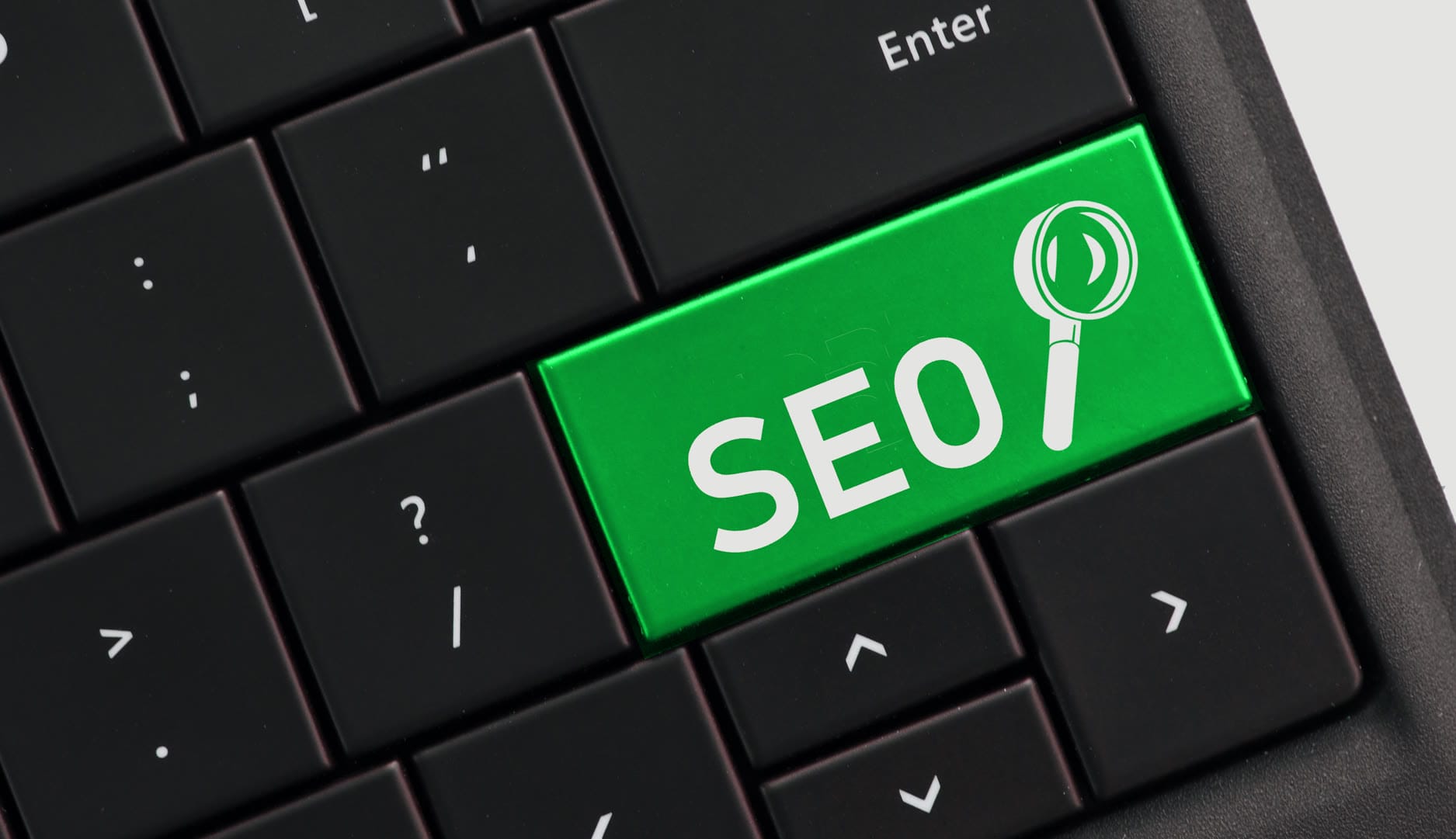 Image showing a skilled digital marketing professional optimizing a Naples business's online presence through SEO and GEO strategies.